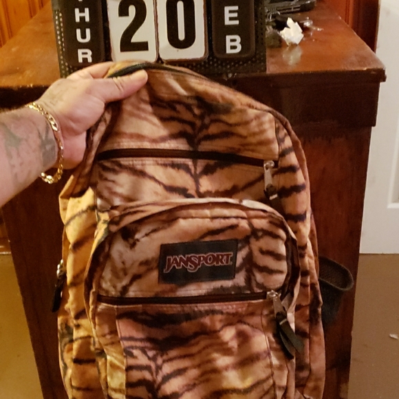 fjallraven kanken backpack vs jansport Fjällräven - Durable Vinylon Fabric, Water-Resistant, Classic Design - School, Travel, Graphite Color:PASTEL GREEN+USB Port making it a favorite 6.6 Mega Deals 25 🎒✈️ From Airport to